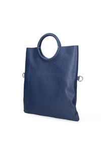 Borsa tote in pelle blu navy con manico rotondo e superficie testurizzata. Presenta anelli laterali per il fissaggio. Design minimalista, forma rettangolare.