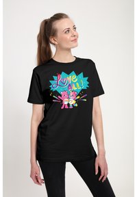 Sort bomulds t-shirt med et farverigt grafik, der viser to tegneserie-bjørne, der holder slikstænger, omgivet af teksten "Love All!" i et legende skrifttype.