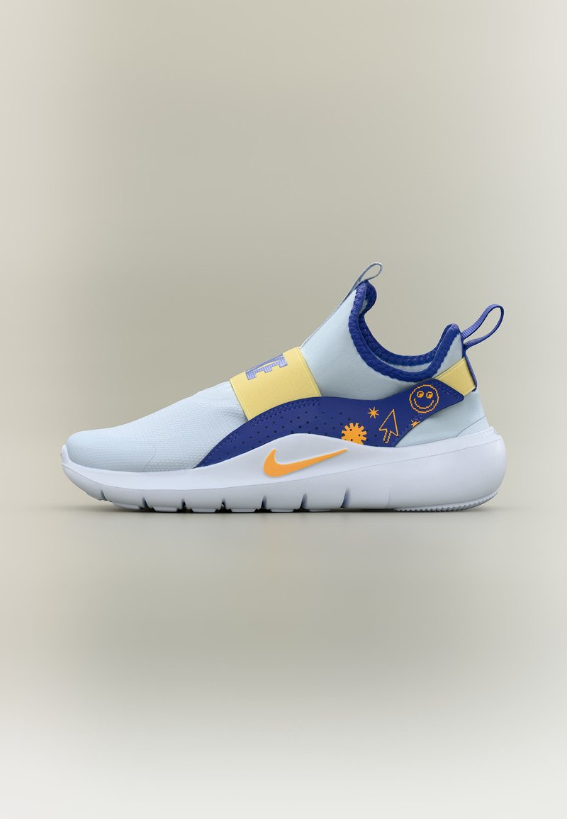 Baskets légères bleu clair à enfiler avec une sangle jaune, des accents bleu au talon ornés de graphiques smiley et flèche, et un swoosh Nike orange sur une semelle blanche.