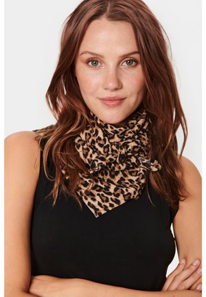 Écharpe à imprimé léopard en tissu doux, de forme triangulaire, avec un détail de lien noué, dans un motif beige et noir.