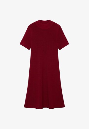 Vestido A-line de manga corta en tejido de punto rojo intenso con escote redondo y textura suave, que presenta una silueta fluida.