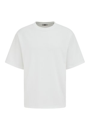 Vienkārša balta īsroku T-krekls ar apaļu kakla izgriezumu un brīvu piegriezumu, attēlots uz balta fona.