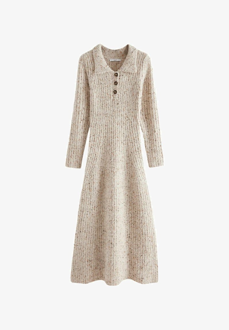 Strikket kjole i beige med struktureret ribmønster, lange ærmer, knaplukket krave og en flækket silhuet, der har subtile farvepletter.