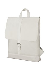 Fehér vászon hátizsák, felhajtható fedéllel, állítható pánttal és texturált felülettel. Ezüst csattal és logóval rendelkezik az alsó jobb sarokban.
