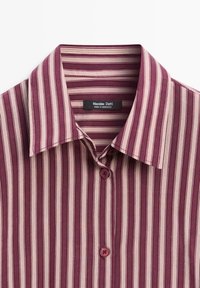 Košile s límečkem na knoflíky s vertikálními pruhy v barvách burgundská, růžová a béžová, s označením "Massimo Dutti" uvnitř límce.