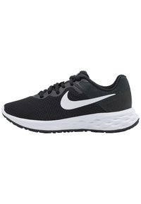 Chaussure de sport noire avec une tige en mesh respirant, logo swoosh blanc, col rembourré et semelle légère avec une bonne adhérence texturée.