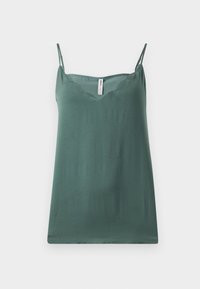 Camisole verte avec fines bretelles, présentant un léger décolleté en V et une texture lisse. Étiquette visible au niveau du col. Design simple et épuré.