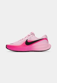 Roze en zwarte hardloopschoen met mesh-stof, ronde neus, unieke verloop-zool en prominente Swoosh-logo aan de zijkant.