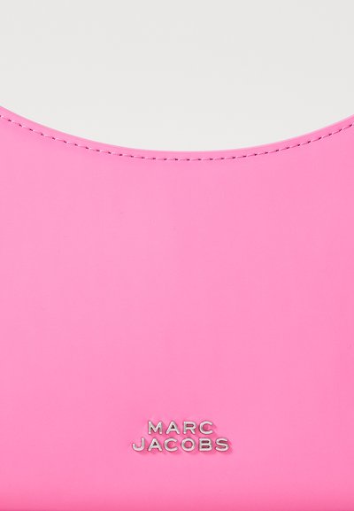 Roosa, sile sünteetiline käekott ümmarguse ülaosa ja hõbedase reljeefse "MARC JACOBS" logo küljes. Peened õmblused servadel.