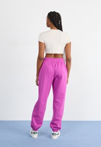 Nike Sportswear PANT  - Treniņtērpa apakšdaļas - hot fuchsia
