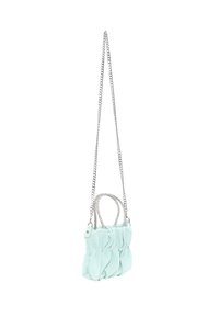 Helle blaue, gesteppte Handtasche aus weichem Material. Verfügt über silberfarbene Kettenhenkel und ein gerafftes Design mit glatter Textur.