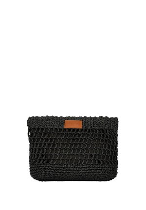 Borsa clutch nera intrecciata con motivo a maglia aperta e una etichetta in pelle marrone sul bordo superiore.