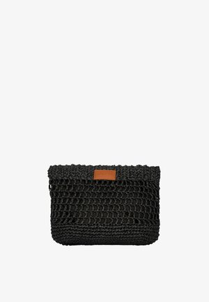 Borsa clutch nera intrecciata con motivo a maglia aperta e una etichetta in pelle marrone sul bordo superiore.