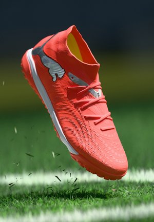 FUTURE 9 MATCH TT - Botines de fútbol para césped - glowing red/white/black/silver-coloured