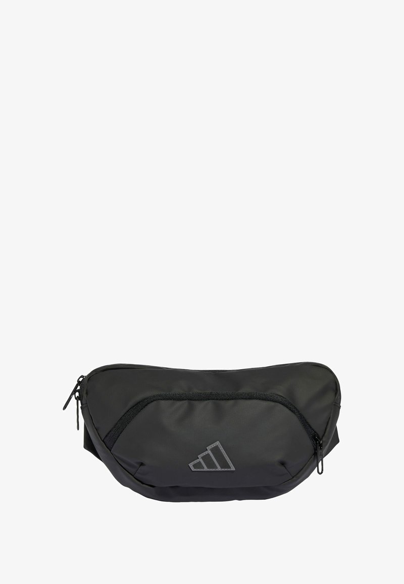 Riñonera de nylon negra con una textura suave, compartimentos con cremallera y un logo sutil. Presenta un diseño curvado y acentos minimalistas.