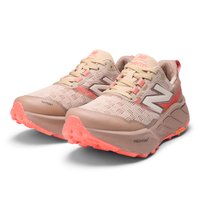 Beidzēji sporta apavi ar sietu augšdaļu, neona rozā akcentiem un gumijas zoli ar teksturētu raupjumu. Redzami "Toe Protect" un "FRESH FOAM" uzlīmes.
