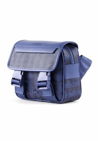 Piccola borsa a tracolla blu Lacoste con motivo geometrico, patta frontale con due fibbie e tasca laterale con zip.