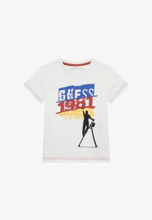T-shirt bianca in cotone a maniche corte, con una stampa grafica audace in blu, rosso e giallo, e la silhouette di una figura su una scala.