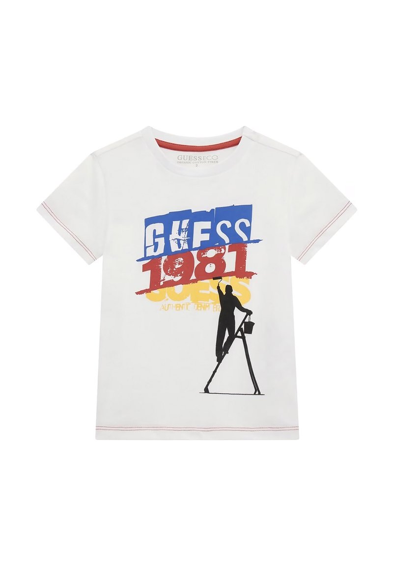 T-shirt bianca in cotone a maniche corte, con una stampa grafica audace in blu, rosso e giallo, e la silhouette di una figura su una scala.