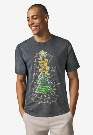 Crna majica s grafikom božićnog drvca u zelenoj boji i šarenim svjetlima, s natpisom "Jingle Bell Rock" u žutoj boji na traci.