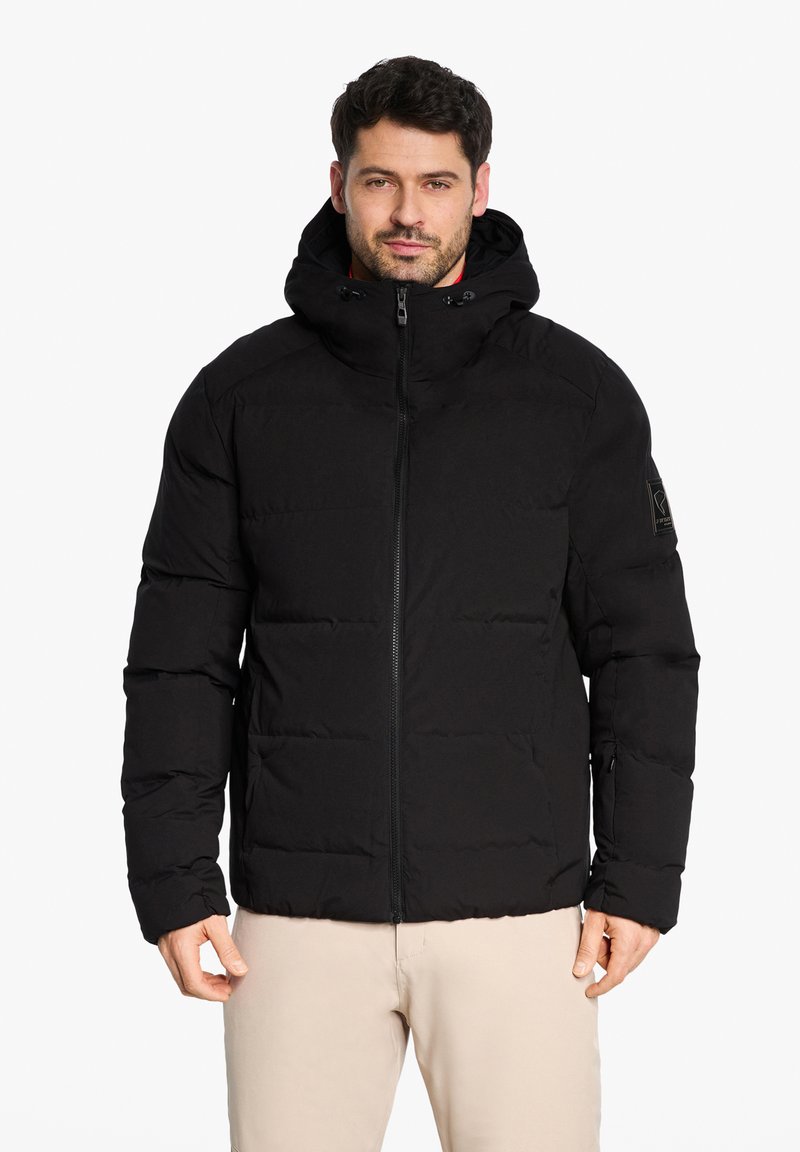 Veste matelassée noire avec un col haut et une capuche ajustable ; elle dispose d'une fermeture éclair à l'avant et de poches latérales ; design matelassé avec une texture lisse.