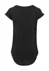 Schwarzes T-Shirt mit kurzen Ärmeln und rundem Halsausschnitt, mit einem längeren hinteren Saum und einem weichen, strukturierten Stoff. Keine sichtbaren Muster oder Designs.