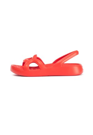 Sandales en plastique rouges avec une semelle plate, orteils ouverts et découpes sur les côtés. Design léger avec une simple bride pour un maintien sécurisé.