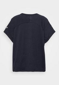 Námorně modré tričko s krátkým rukávem vyrobené z bavlny. Má kulatý výstřih a malé logo na levém rukávu. Jednoduchý, casual design.