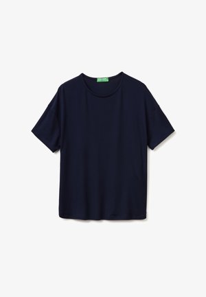 Granatowy T-shirt z krótkim rękawem i okrągłym dekoltem, prostym dołem oraz zieloną metką wewnątrz kołnierzyka.