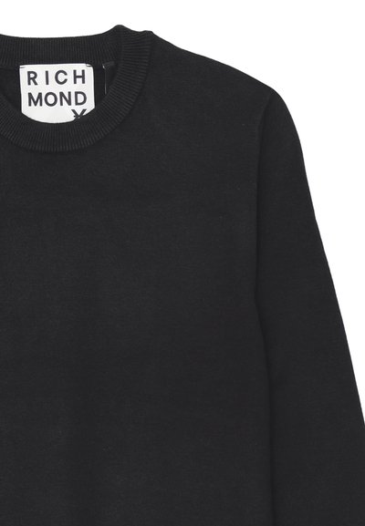 Maglione nero a girocollo con colletto a costine e etichetta bianca visibile con il testo "RICHMOND" all'interno del collo.