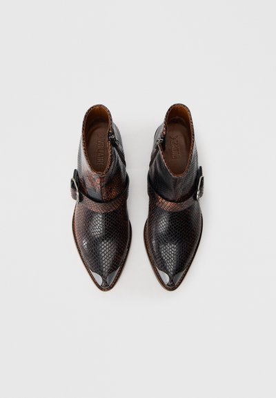 Melnas un brūnas čūskādainas ādas potītes zābaki ar norādītu pirkstu formu, ar rāvējslēdzējiem un dekoratīvu siksnu ar sprādzi.