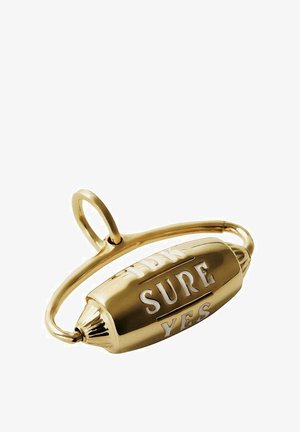 Anillo con tono dorado que presenta una forma ovalada con el texto grabado "IDK", "SURE" y "YES". Acabado suave con una superficie pulida y hardware mínimo.