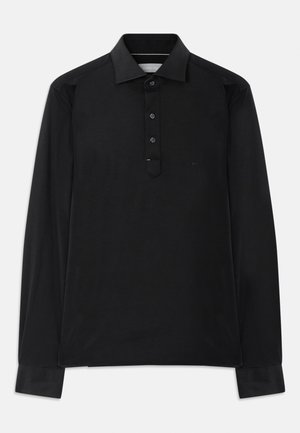 Camisa polo de manga longa preta com pala de três botões, colarinho pontiagudo e discreto logótipo "MK" no peito.