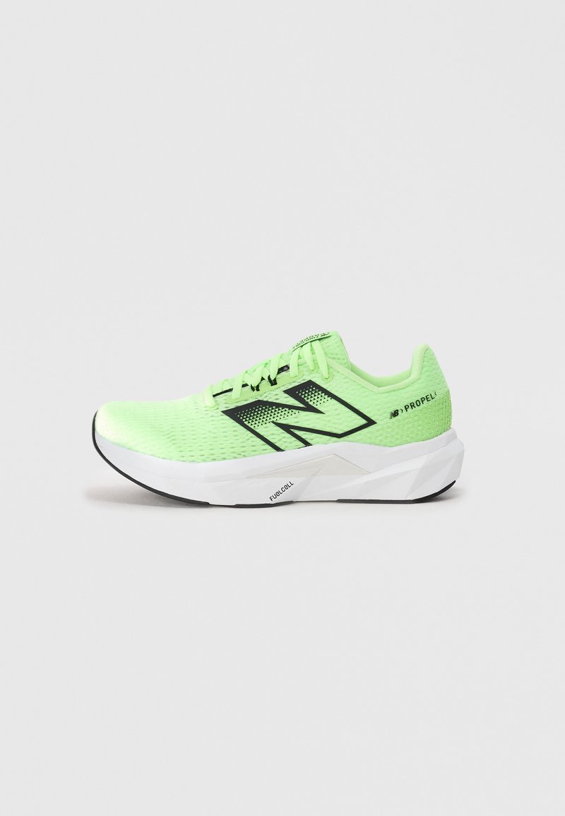 Sapatilha de corrida New Balance verde neon com logótipo preto, sola espessa branca rotulada como FuelCell e marca Propel no calcanhar, vista lateral.