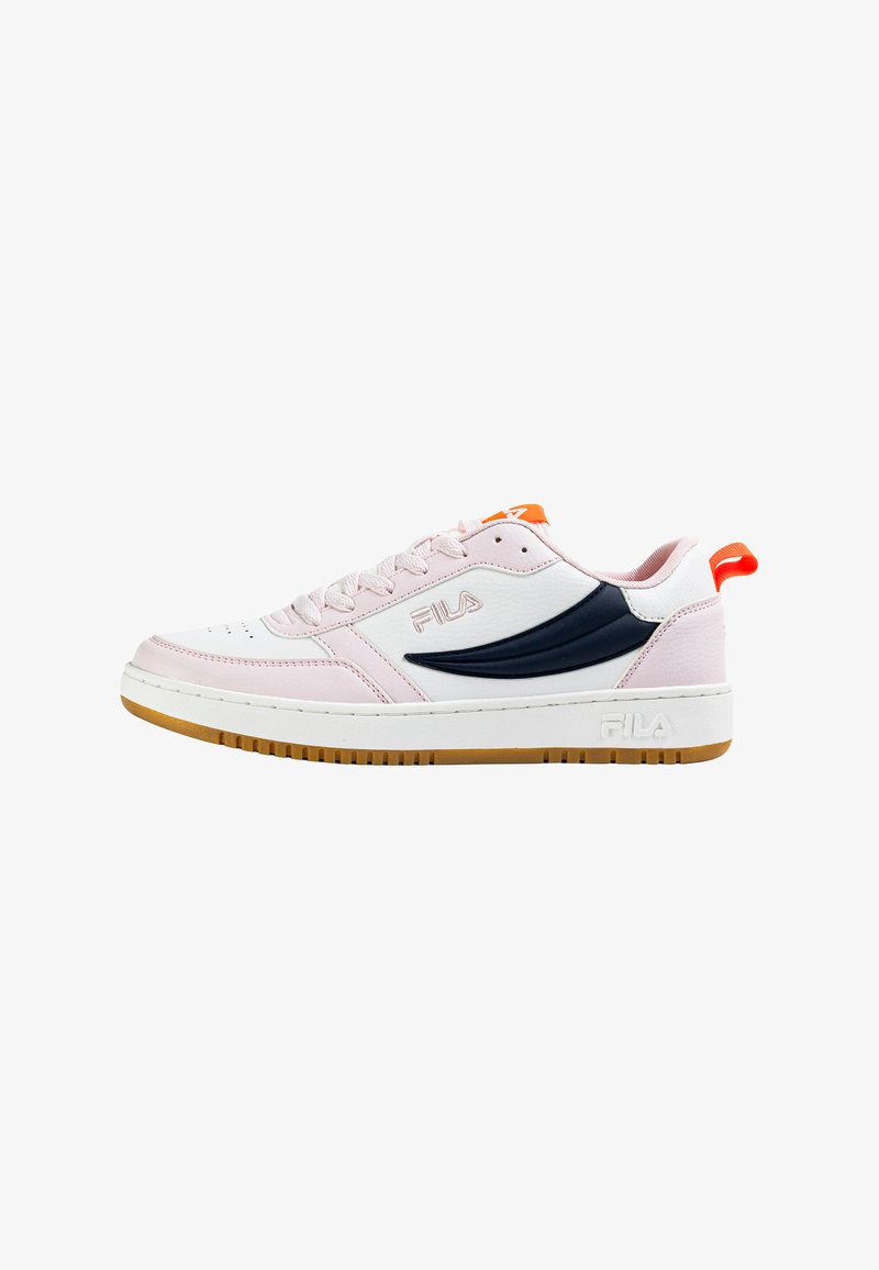 Baskets roses et blanches avec une tige en cuir et synthétique, comportant un accent bleu marine, une semelle texturée et une languette de tirage orange au talon.