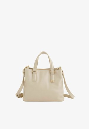 Bolso de mano de cuero beige con dos asas superiores, herrajes dorados y una correa larga para el hombro desmontable.