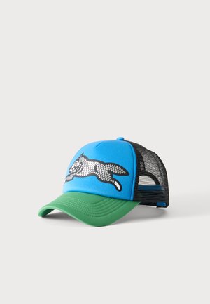 Blå og sort mesh baseballkasket med grøn buet skygge og refleksivt sølvfarvet stiliseret løbende dyregrafik på frontpanelet.
