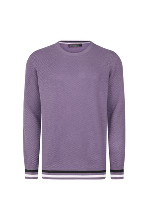 Suéter púrpura texturizado con mangas largas y escote redondo. Presenta puños a rayas en negro, blanco y gris. Sin patrones adicionales.