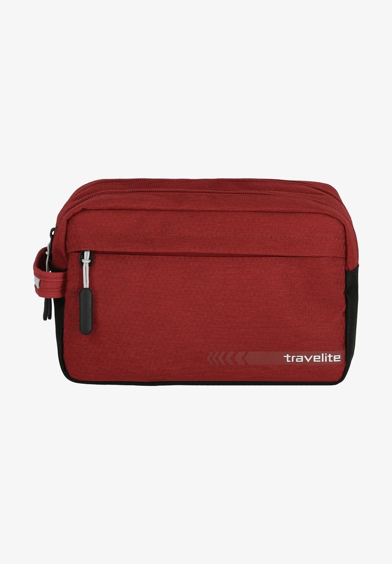 Pochette da viaggio rossa in poliestere con superficie texturizzata, accenti neri, compartimenti con zip e logo laterale. Forma compatta e rettangolare.