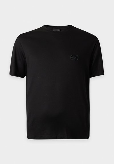 Απλό μαύρο T-shirt με κοντά μανίκια, μικρό ανάγλυφο λογότυπο στο αριστερό στήθος και στρογγυλή λαιμόκοψη.