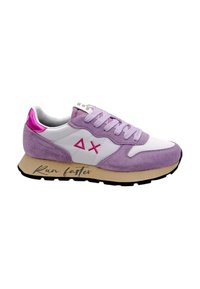 Sneaker viola e bianca con materiali in suede e mesh. Presenta dettagli rosa, design con lacci e suola in gomma nera. "Corri più veloce" sul lato.