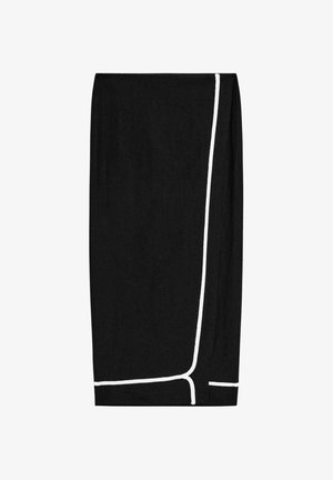 Jupe noire en tissu lisse, avec un bord contrastant blanc le long des bords et un design épuré et minimaliste.