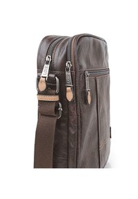 Bolso de cuero marrón con un acabado texturizado, doble cremallera y una correa de lona desmontable. Cuenta con un bolsillo exterior y acentos de hardware de marca.