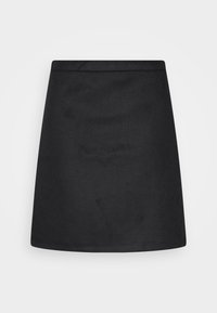 Falda corta negra con corte recto, textura suave y cinturilla sencilla. Sin patrones ni adornos presentes.