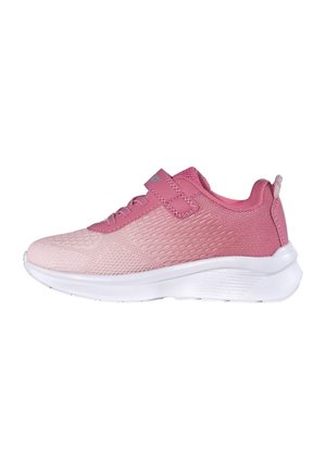 Atmungsaktiver Sportschuh in Pink und Hellrosa mit weißer Sohle, Schnürsenkeln und einem Klettverschluss vor weißem Hintergrund.
