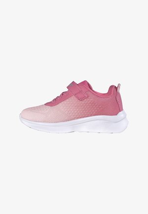 Atmungsaktiver Sportschuh in Pink und Hellrosa mit weißer Sohle, Schnürsenkeln und einem Klettverschluss vor weißem Hintergrund.