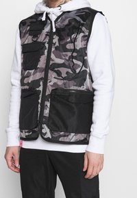 Karl Kani Väst - black