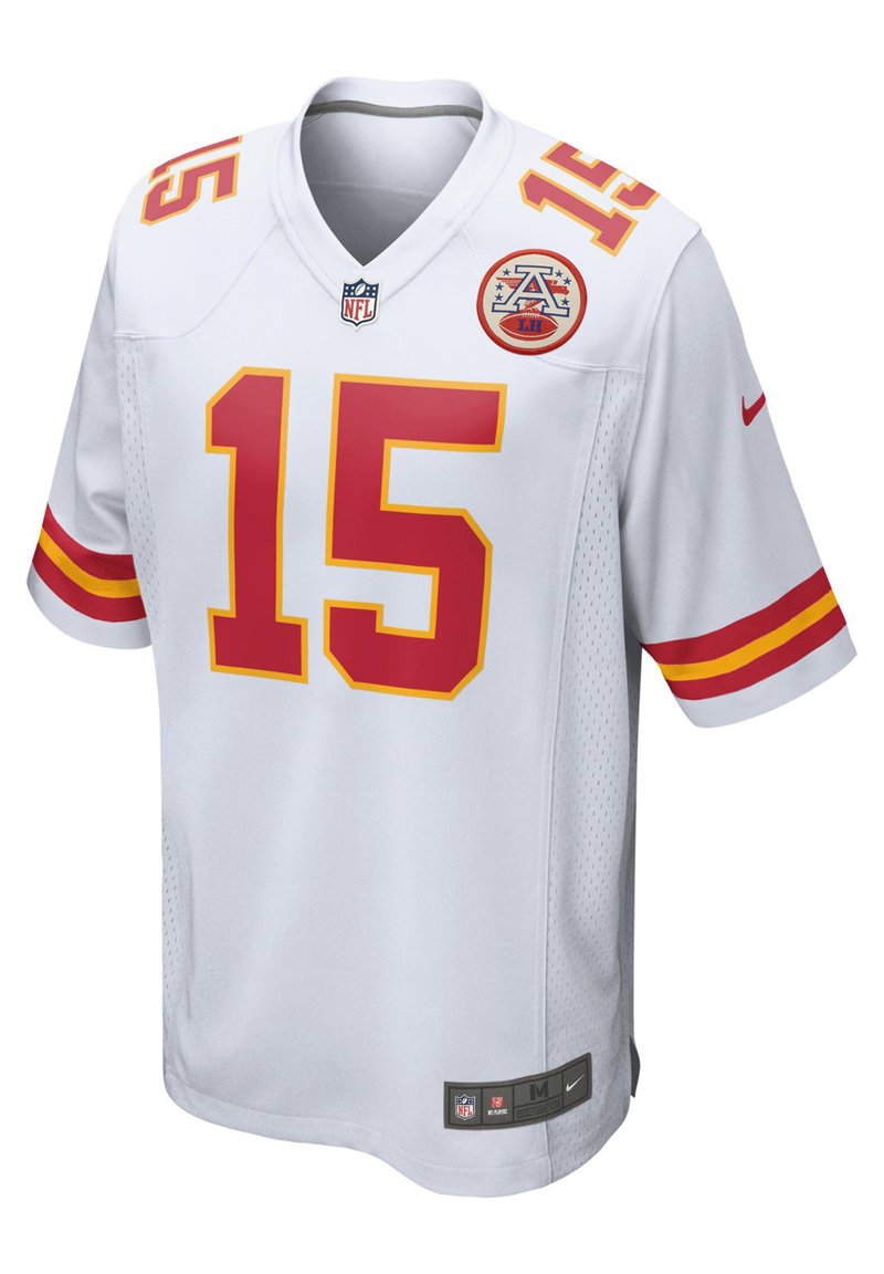 Fehér NFL mez piros és arany kiegészítőkkel. A 15-ös szám található rajta, hálós anyagból készült, V nyakú, rövid ujjú, és csapatlogó patch található rajta.