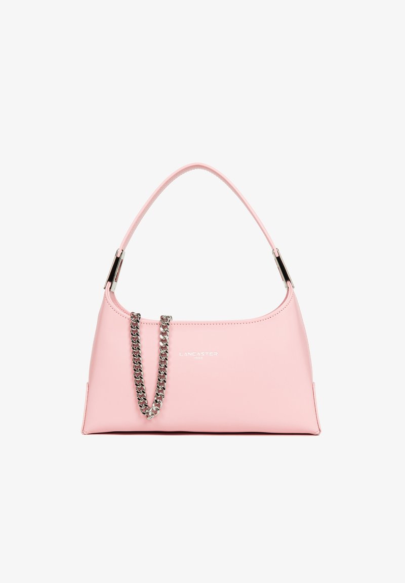 Sac à main en cuir rose avec une silhouette incurvée, accent en chaîne argentée et détail de logo. Texture lisse, grande bandoulière courte, forme structurée.