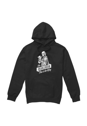 Schwarzer Hoodie mit einem Design eines Mandalorianers, der ein kleines Wesen hält, und dem weißen Text „The Dadalorian This is the Way“.